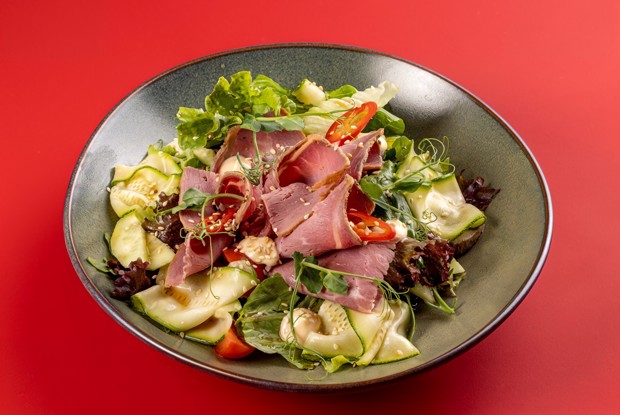 Салат с ростбифом, грибами и цукини