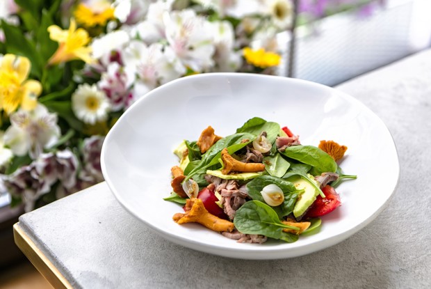 Салат с ростбифом и лисичками