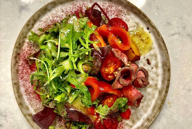 Салат с ростбифом и перцем рамиро