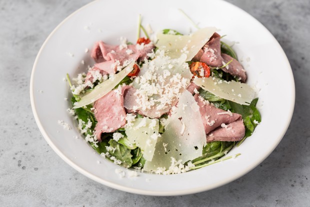 Салат с ростбифом и соусом из тунца