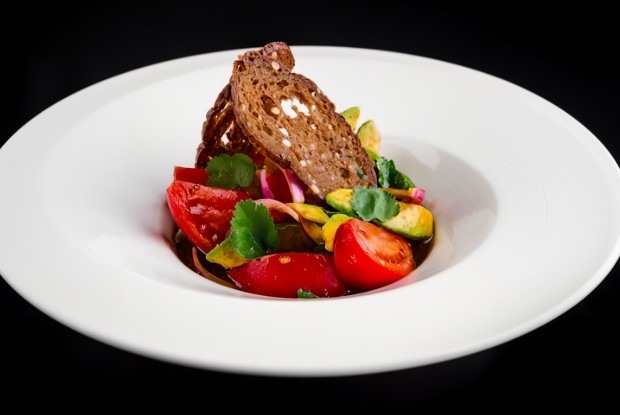 Салат с розовыми томатами и авокадо