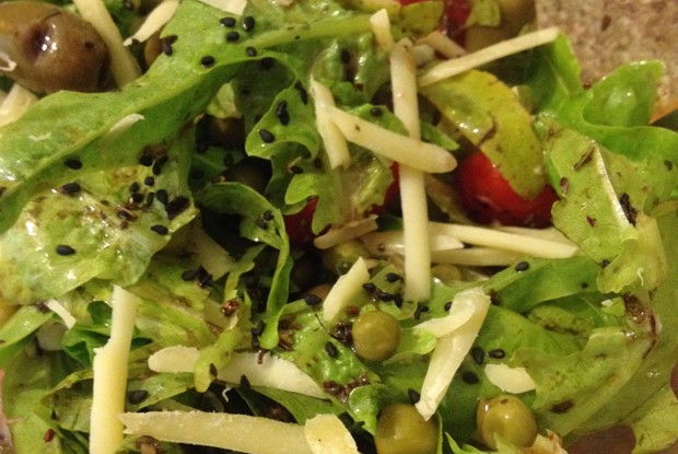 Салат с рукколой, черри и маслинами по-итальянски
