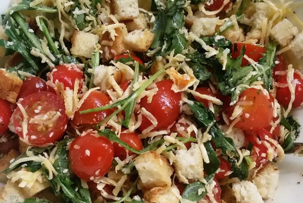 Салат с рукколой, черри, сухариками и кунжутом