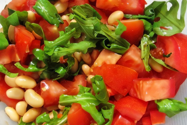 Салат с рукколой, фасолью и помидорами