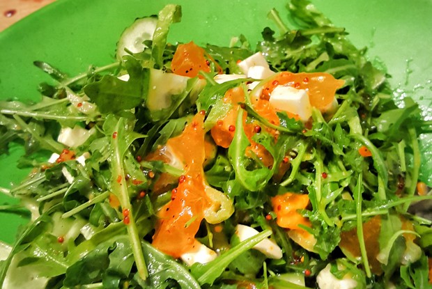 Салат с рукколой, фетой и хурмой