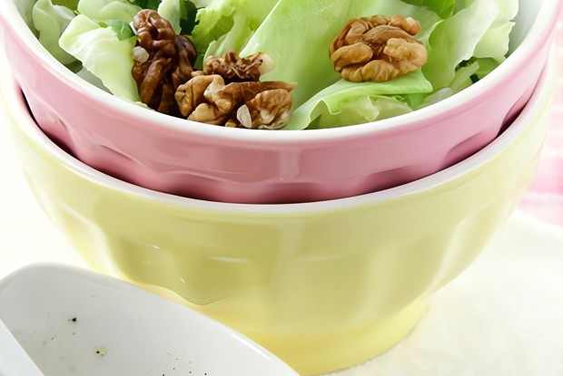 Салат с рукколой, грушей и грецкими орехами