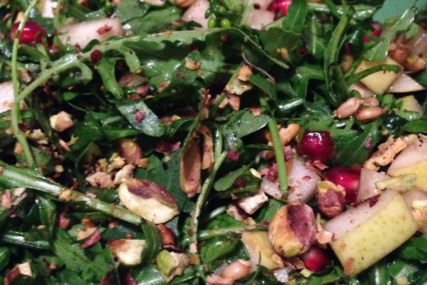 Салат с рукколой, грушей и фетой