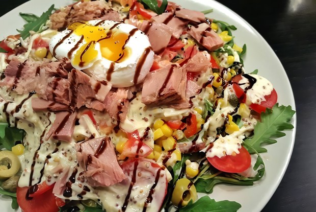 Салат с рукколой, яйцом пашот и тунцом