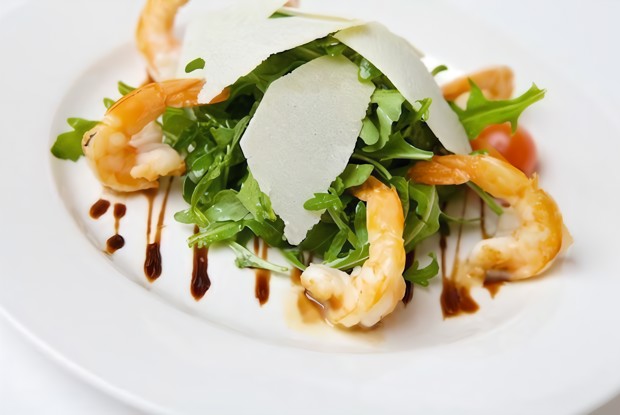 Салат с рукколой, креветками,  вяленными помидорами и кедровыми орехами