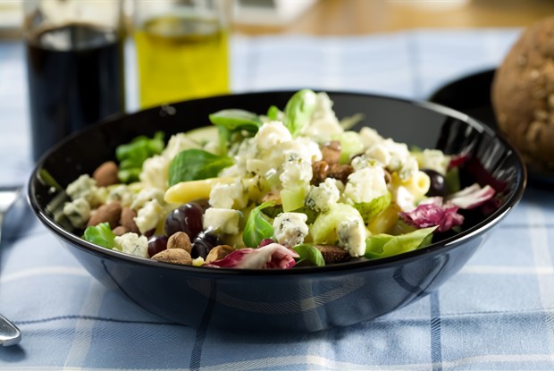 Салат с рукколой, мятой, грушами, грецкими орехами и голубым сыром