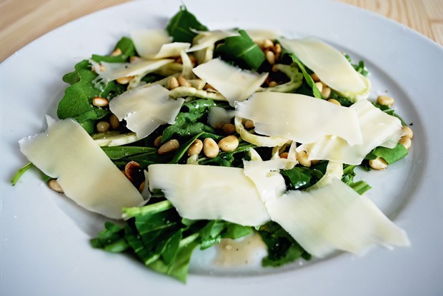 Салат с рукколой и пармезаном