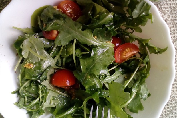 Салат с рукколой и помидорами черри