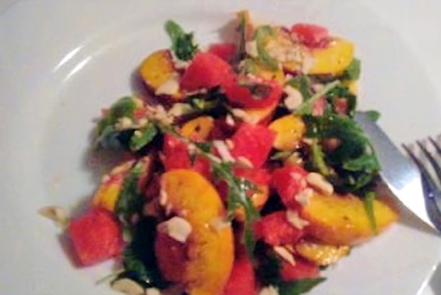 Салат с рукколой, персиком и арбузом