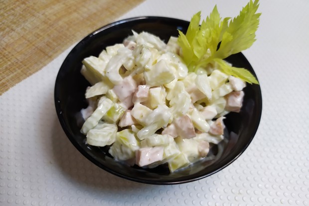 Салат с сельдереем и копченой курицей