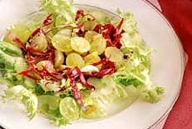 Салат с сельдереем и виноградом