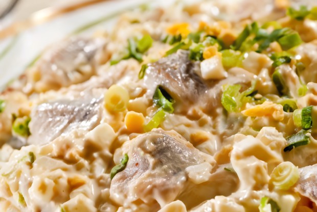 Салат с сельдью и яблоком