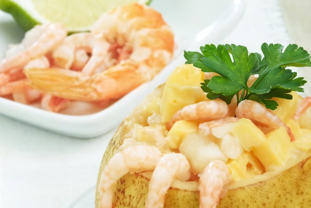 Салат с сыром бри и креветками