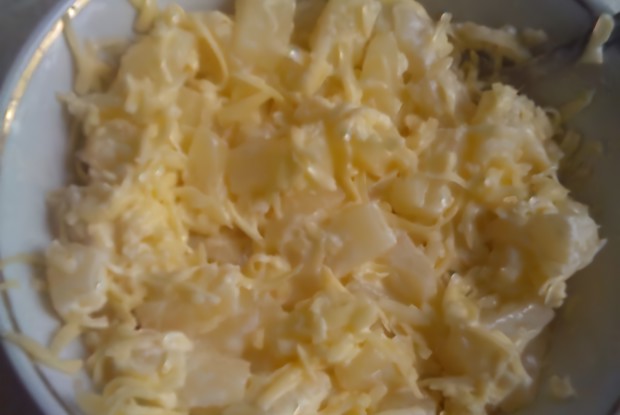 Салат с сыром и ананасами