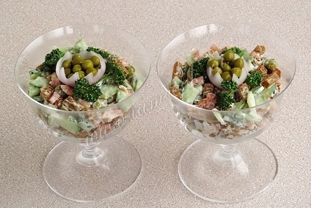 Салат с сухариками и копченой колбасой