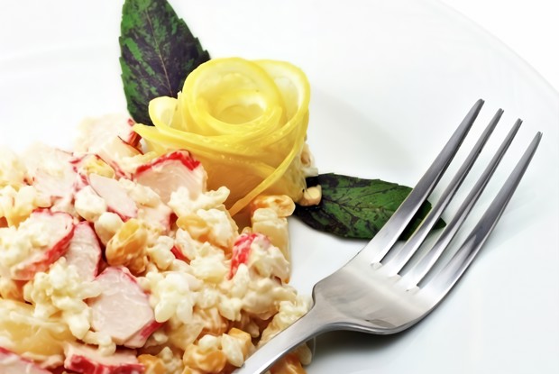 Салат с сухариками и крабовыми палочками