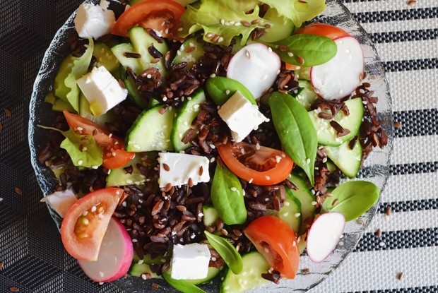 Салат с сыром фета и черным рисом