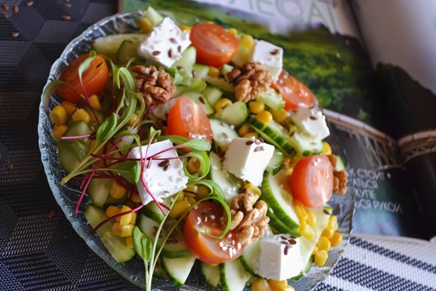 Салат с сыром фета  и помидорами черри