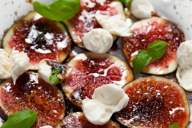 Салат с сыром, инжиром и базиликом