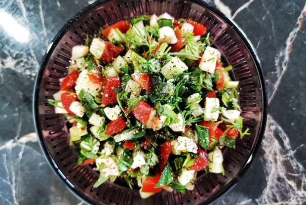 Салат с сыром сулугуни