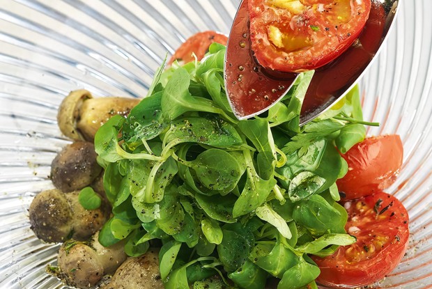 Салат с теплыми белыми грибами и подвяленными томатами