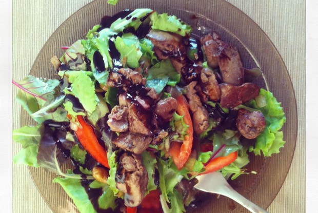 Салат с теплой печенью под бальзамическим соусом