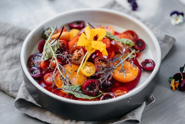 Салат с томатами, черешней и абрикосами
