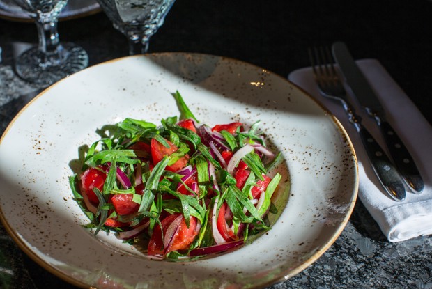 Салат с томатами, луком и тархуном