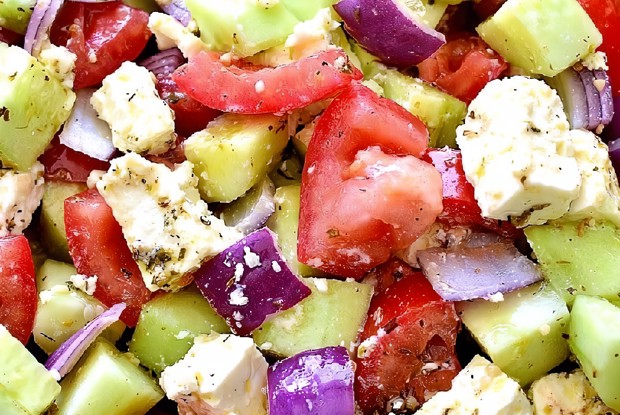 Салат с томатами, огурцами и сыром фета