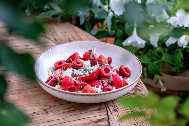 Салат с томатами, творогом и черешней