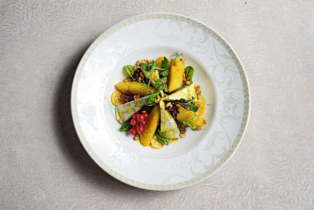 Салат с томленой грушей и сыром дор-блю