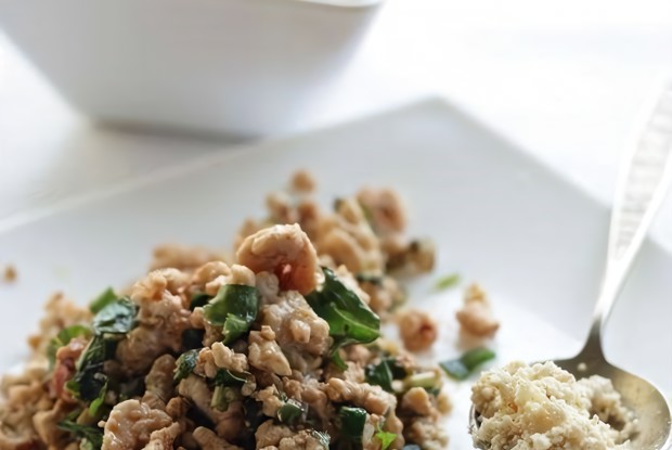 Салат с травами, рубленой курицей и пряной заправкой