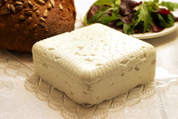 Салат с травами и теплым козьим сыром