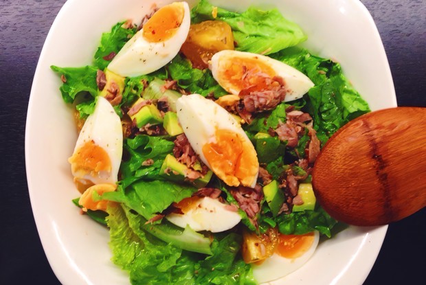 Салат с тунцом, авокадо и яйцами