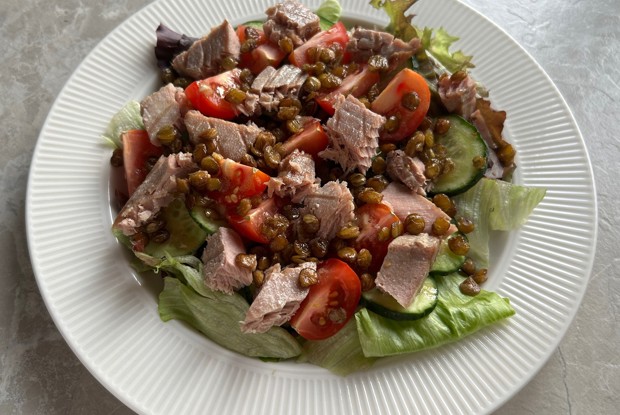 Салат с тунцом и чечевицей