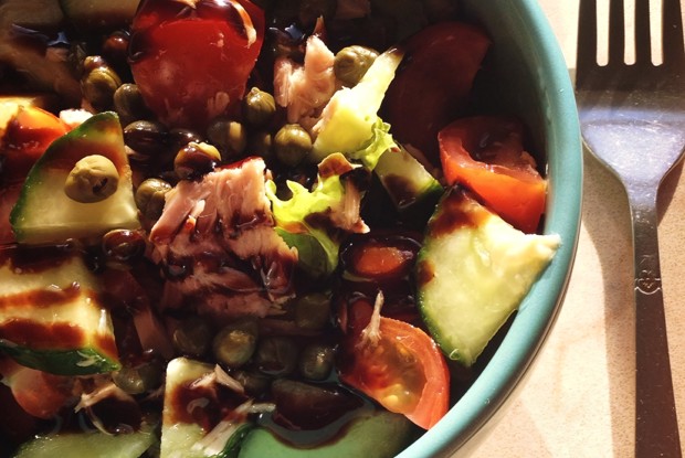 Салат с тунцом и каперсами