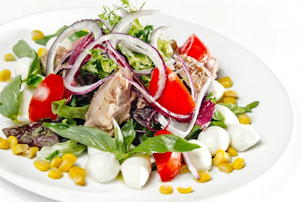 Салат с тунцом и моцареллой