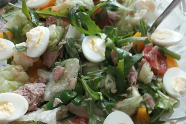 Салат с тунцом и рукколой