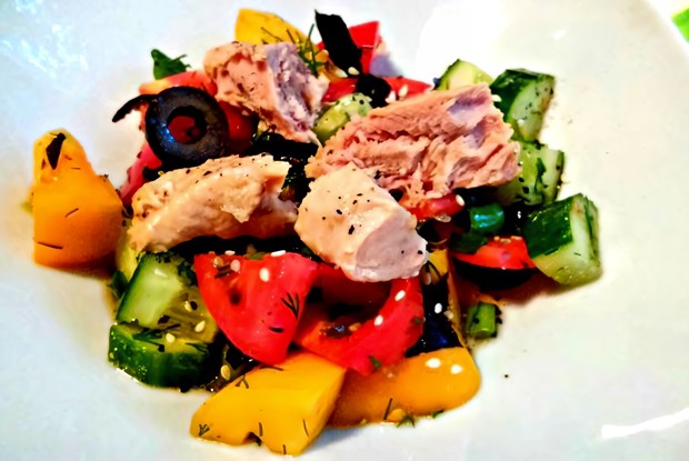 Салат с тунцом и свежими овощами