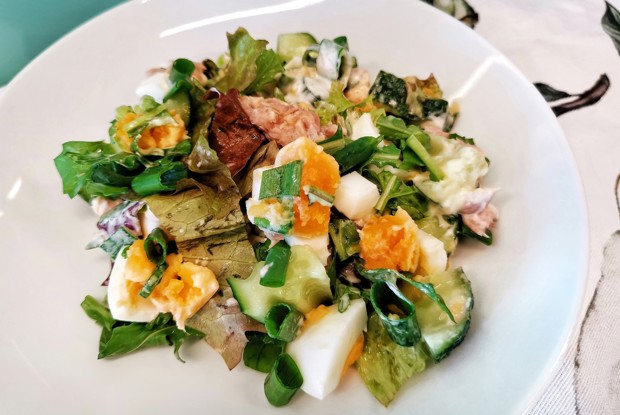 Салат с тунцом и яйцом