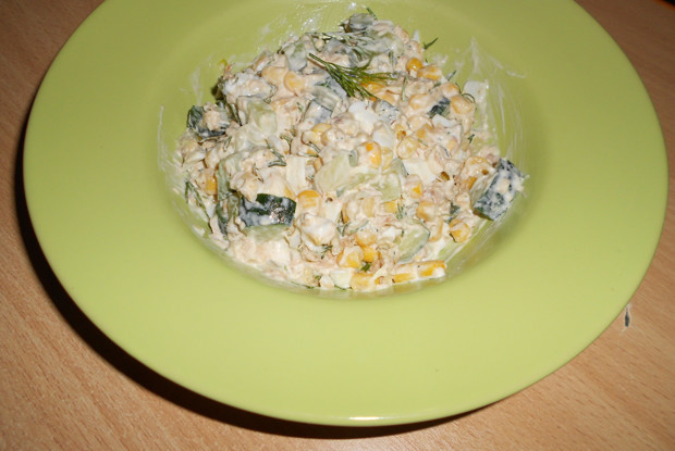 Салат с тунцом, кукурузой и огурцом
