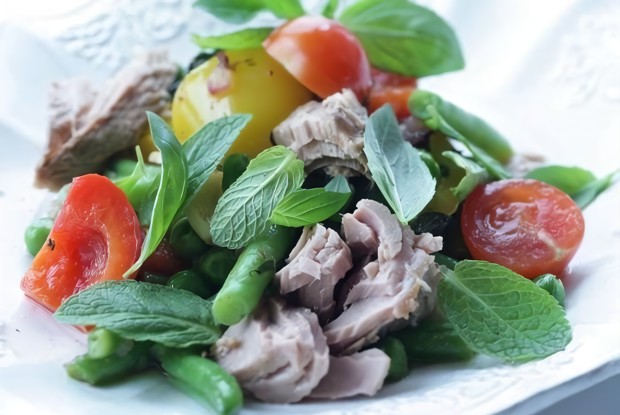 Салат с тунцом, сладким перцем и стручковой фасолью