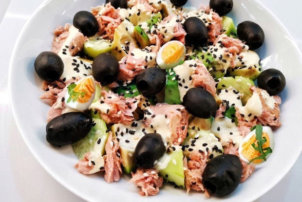 Салат с тунцом, яйцом и огурцом