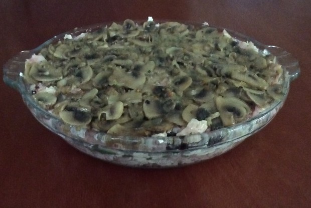 Салат с творогом, грибами и копченой курицей