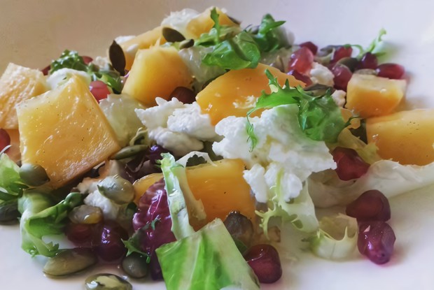 Салат с творогом, манго и белым грейпфрутом