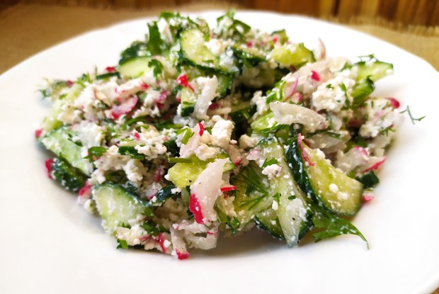 Салат с творогом, редисом и свежим огурцом